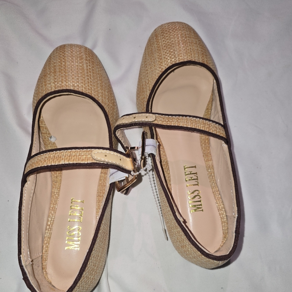NWOT MOMISS LEFT Tan Women's FLAT  Shoes WITH STRAP SIZE 6